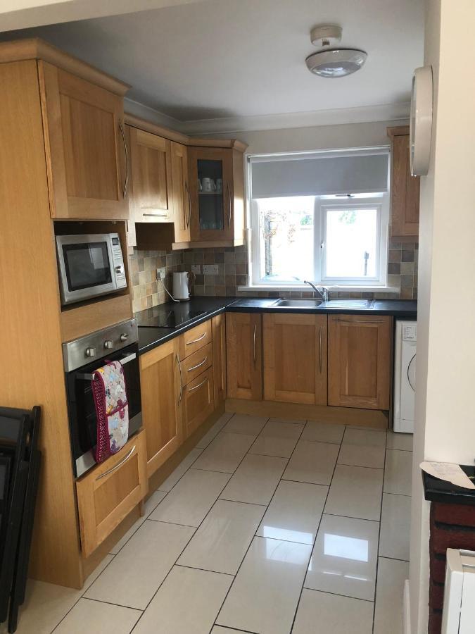 Cheerful 4 Bedroom Town House With Bbq, 戈尔韦 外观 照片